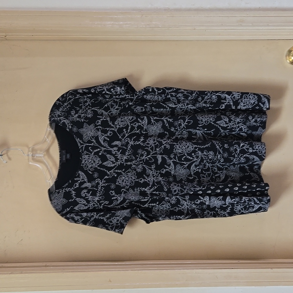 J Jill Wearever Collection XL Cap sleeve top floral vines with paisley gore inse